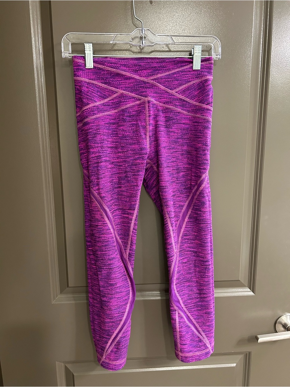 Lululemon women’s cropped Purple Active Leggings